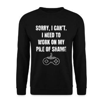 Arbeite An Meinem Pile Of Shame Lustiger Gamer - Unisex Pullover - Schwarz - Vorne - Alina (178cm) & Michal (187cm)
