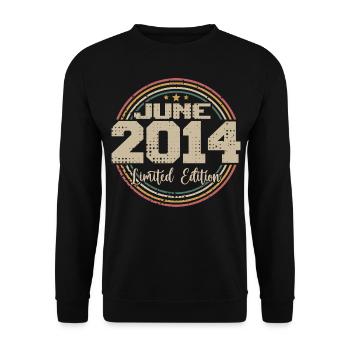 Born in June 2014 Birthday 12014 June 2014 June - Unisex Sweatshirt - black - Front - Alina (178cm) & Michal (187cm)