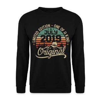 Cadeau Juillet 2019 Cadeau Anniversaire 2019 Juli - Unisex Pullover - Schwarz - Vorne - Alina (178cm) & Michal (187cm)