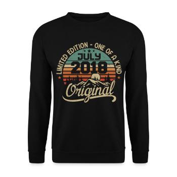Cadeau Juillet 2018 Cadeau Anniversaire 2018 Juli - Unisex Pullover - Schwarz - Vorne - Alina (178cm) & Michal (187cm)