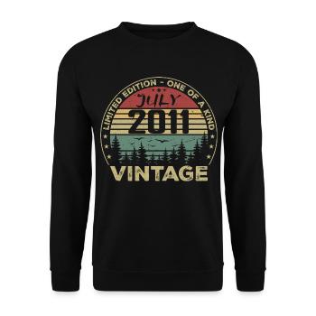 Geburtstagsgeschenk Juli 2011 Jahrgang 2011 - Unisex Pullover - Schwarz - Vorne - Alina (178cm) & Michal (187cm)
