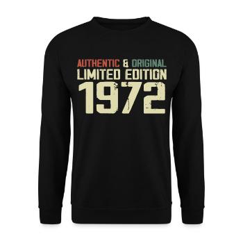 1972 Geburtstagsgeschenk 1972 Jahrgang 1972 Retro - Unisex Pullover - Schwarz - Vorne - Alina (178cm) & Michal (187cm)