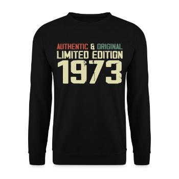 1973 Geburtstagsgeschenk 1973 Jahrgang 1973 Retro - Unisex Pullover - Schwarz - Vorne - Alina (178cm) & Michal (187cm)
