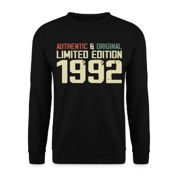 1992 Geburtstagsgeschenk 1992 Jahrgang 1992 Retro - Unisex Pullover - Schwarz - Vorne - Alina (178cm) & Michal (187cm)