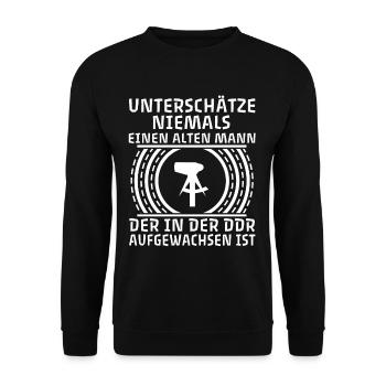 Unterschätze niemals einen alten Mann aus der DDR - Unisex Pullover - Schwarz - Vorne - Alina (178cm) & Michal (187cm)