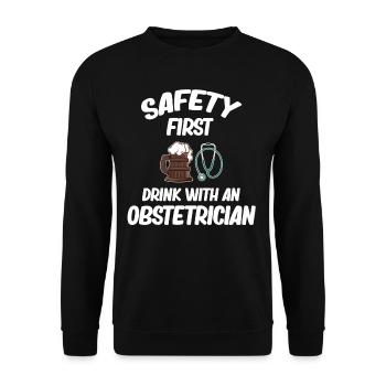 Safety First Drink Mit Einem Gynäkologen Und - Unisex Pullover - Schwarz - Vorne - Alina (178cm) & Michal (187cm)