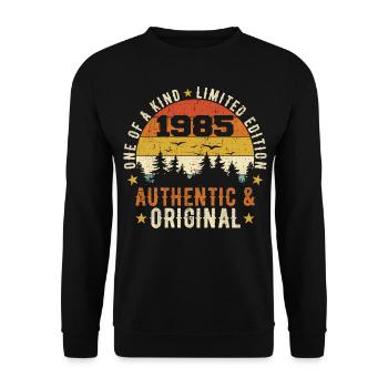 Original 1985 Geburtstagsgeschenk 1985 authentisch - Unisex Pullover - Schwarz - Vorne - Alina (178cm) & Michal (187cm)