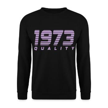 1973 quality | Farbe änderbar - Unisex Pullover - Schwarz - Vorne - Alina (178cm) & Michal (187cm)