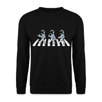 Astronauten gehen über Weltraum Zebrastreifen - Unisex Pullover - Schwarz - Vorne - Alina (178cm) & Michal (187cm)