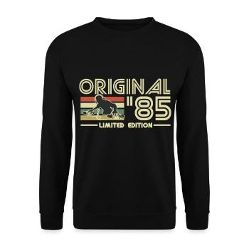 1985 - Unisex Pullover - Schwarz - Vorne - Alina (178cm) & Michal (187cm)