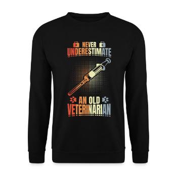 Never underestimate an old vet - Unisex Sweatshirt - black - Front - Alina (178cm) & Michal (187cm)