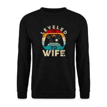 Level hoch zum Ehefrau-Retro-Gamer - Unisex Pullover - Schwarz - Vorne - Alina (178cm) & Michal (187cm)