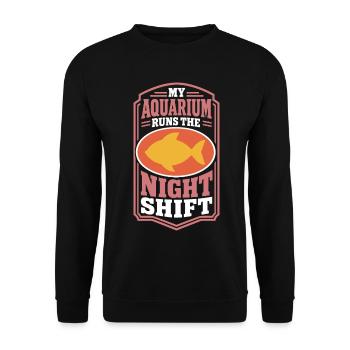 Aquarium übernimmt die Nachtschicht - Unisex Pullover - Schwarz - Vorne - Alina (178cm) & Michal (187cm)