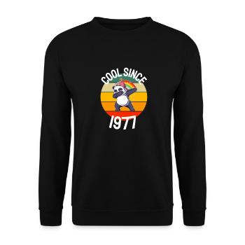 Cool Seit 1977 Retro Dabbing Panda 45. Geburtstag - Unisex Pullover - Schwarz - Vorne - Alina (178cm) & Michal (187cm)