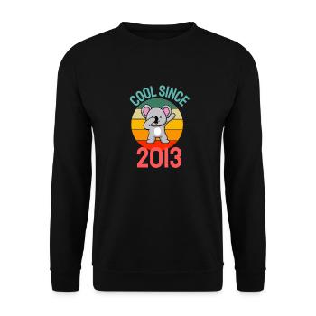 Cool seit 2013 Retro Dabbing Koala 9. Geburtstag - Unisex Pullover - Schwarz - Vorne - Alina (178cm) & Michal (187cm)