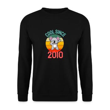 Cool seit 2010 Retro Dabbing Koala 12. Geburtstag - Unisex Pullover - Schwarz - Vorne - Alina (178cm) & Michal (187cm)