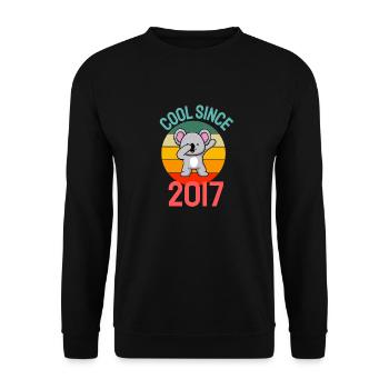 Cool seit 2017 Retro Dabbing Koala 5. Geburtstag - Unisex Pullover - Schwarz - Vorne - Alina (178cm) & Michal (187cm)
