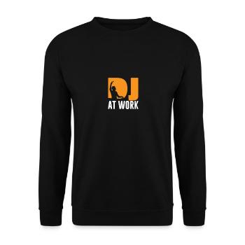 DJ bei der Arbeit - Unisex Pullover - Schwarz - Vorne - Alina (178cm) & Michal (187cm)