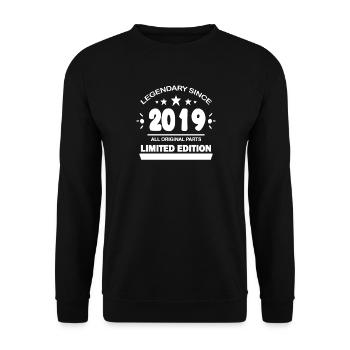 2019 - Jahrgang 2019 - Baujahr 2019 Spruch - Unisex Pullover - Schwarz - Vorne - Alina (178cm) & Michal (187cm)