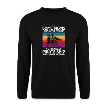 Some moms run a tight ships I run a pirate ship - Unisex Pullover - Schwarz - Vorne - Alina (178cm) & Michal (187cm)
