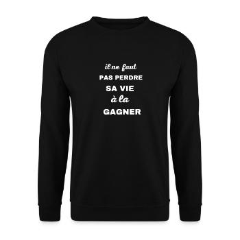 Du darfst dein Leben nicht verschwenden, um es zu verdienen - Unisex Pullover - Schwarz - Vorne - Alina (178cm) & Michal (187cm)