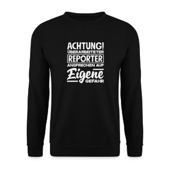 Achtung Überarbeiteter Reporter Journalist - Unisex Pullover - Schwarz - Vorne - Alina (178cm) & Michal (187cm)