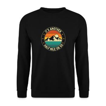 Es ist noch eine halbe Meile oder so Wanderweg-Humor - Unisex Pullover - Schwarz - Vorne - Alina (178cm) & Michal (187cm)