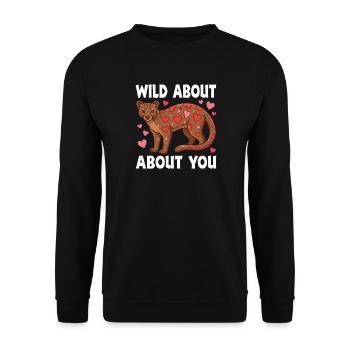 Wild About You Fossa Animal Valentine Liebeswortspiel - Unisex Pullover - Schwarz - Vorne - Alina (178cm) & Michal (187cm)