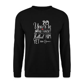 Nach 20 Jahren habe ich ihn noch nicht getötet. - Unisex Pullover - Schwarz - Vorne - Alina (178cm) & Michal (187cm)