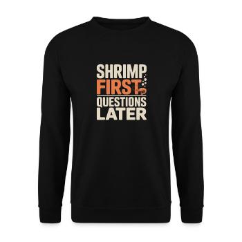 Garnelen zuerst | Aquarium Humor - Unisex Pullover - Schwarz - Vorne - Alina (178cm) & Michal (187cm)