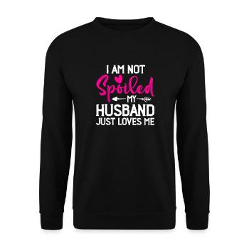 Verwöhnter Ehemann liebt mich - Unisex Pullover - Schwarz - Vorne - Alina (178cm) & Michal (187cm)