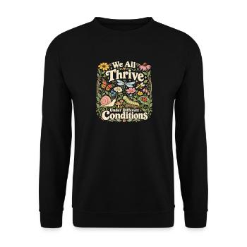 Wir alle gedeihen unter unterschiedlichen Bedingungen in der Natur - Unisex Pullover - Schwarz - Vorne - Alina (178cm) & Michal (187cm)