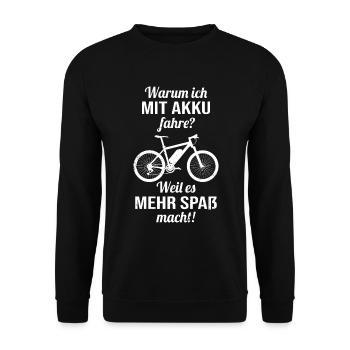 Warum ich mit Akku fahre? Weil es mehr Spaß macht! - Unisex Pullover - Schwarz - Vorne - Alina (178cm) & Michal (187cm)