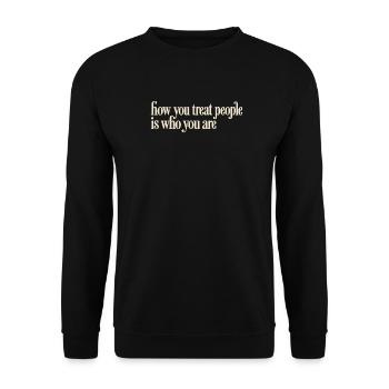 Freundlichkeit definiert Charakter – Freundlichkeitszitat. - Unisex Pullover - Schwarz - Vorne - Alina (178cm) & Michal (187cm)