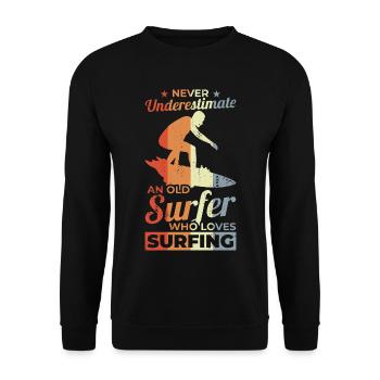 Unterschätze Sie nie einen alten Surfer - Unisex Pullover - Schwarz - Vorne - Alina (178cm) & Michal (187cm)