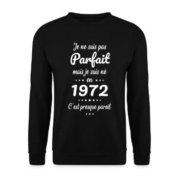 Anniversaire 50 ans - Pas parfait mais né en 1972 - Sweat-shirt Unisexe - noir - Devant - Alina (178cm) & Michal (187cm)