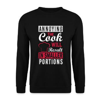 annoying the cook will result in small portions - Unisex Pullover - Schwarz - Vorne - Alina (178cm) & Michal (187cm)