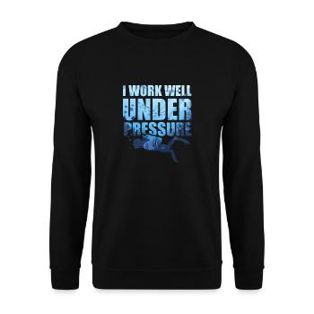 I Work Well Under Pressure Scuba Diving Tauchen - Unisex Pullover - Schwarz - Vorne - Alina (178cm) & Michal (187cm)