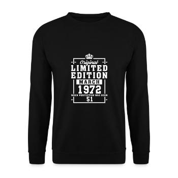 51. Geburtstag März Jahrgang 1972 Geschenkidee - Unisex Pullover - Schwarz - Vorne - Alina (178cm) & Michal (187cm)