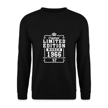 57. Geburtstag März Jahrgang 1966 Geschenkidee - Unisex Pullover - Schwarz - Vorne - Alina (178cm) & Michal (187cm)