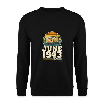 80. Geburtstag Juni Jahrgang 1943 Geschenkidee - Unisex Pullover - Schwarz - Vorne - Alina (178cm) & Michal (187cm)