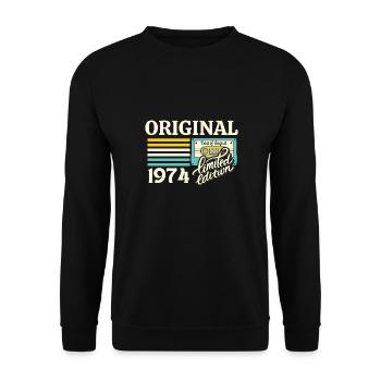 Cassette 50ème Anniversaire Août 1974 Millésime - Sweat-shirt Unisexe - noir - Devant - Alina (178cm) & Michal (187cm)