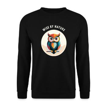 Wise by Nature – Eule mit Schriftzug - Unisex Pullover - Schwarz - Vorne - Alina (178cm) & Michal (187cm)