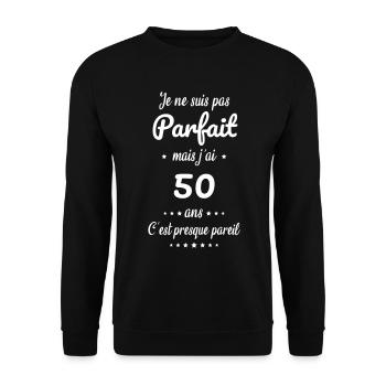 Anniversaire 50 ans - Pas parfait mais j'ai 50 ans - Sweat-shirt Unisexe - noir - Devant - Alina (178cm) & Michal (187cm)