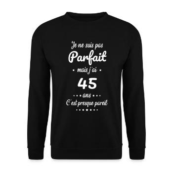 Anniversaire 45 ans - Pas parfait mais j'ai 45 ans - Sweat-shirt Unisexe - noir - Devant - Alina (178cm) & Michal (187cm)