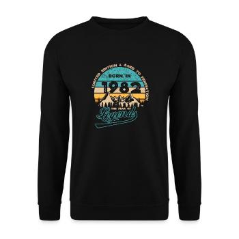 Legends 1982 - Unisex Sweatshirt - black - Front - Alina (178cm) & Michal (187cm)