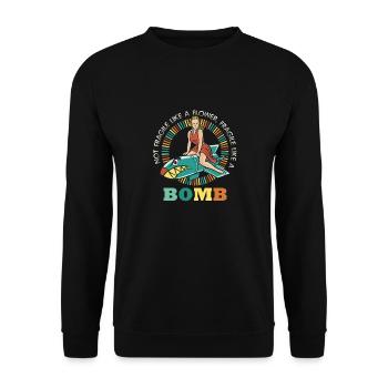 Nicht zerbrechlich wie eine Blume, sondern eine - Unisex Pullover - Schwarz - Vorne - Alina (178cm) & Michal (187cm)