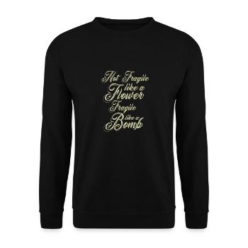 Nicht zerbrechlich wie eine Blume, sondern eine - Unisex Pullover - Schwarz - Vorne - Alina (178cm) & Michal (187cm)