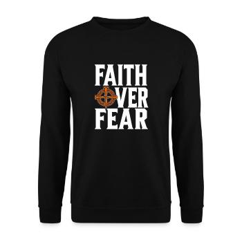 Glaube über Angst – quadratischer Text - Unisex Pullover - Schwarz - Vorne - Alina (178cm) & Michal (187cm)