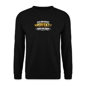 Nicht perfekt, aber nah dran – Goldschrift - Unisex Pullover - Schwarz - Vorne - Alina (178cm) & Michal (187cm)